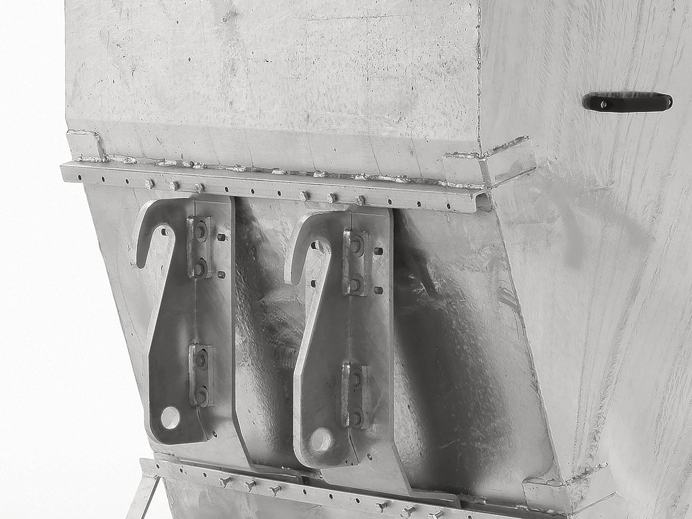 GROWI hydraulische Weidemann Aufnahme für Großraumkuli, Detailansicht der robusten Haken aus verzinktem Stahl.