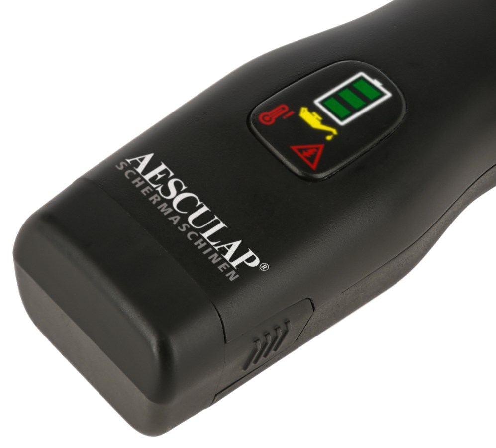 Detailansicht der schwarzen Aesculap Akkuschermaschine Favorita CLi mit LED-Anzeige für Akku und Wartung.