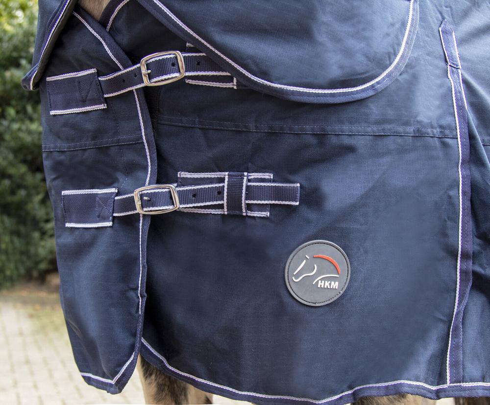 HKM Weidedecke Starter mit Halsteil, dunkelblau HKM Pferdedecke Starter mit Halsteil in Dunkelblau, Detailansicht des doppelten Brustverschlusses mit Schnallen