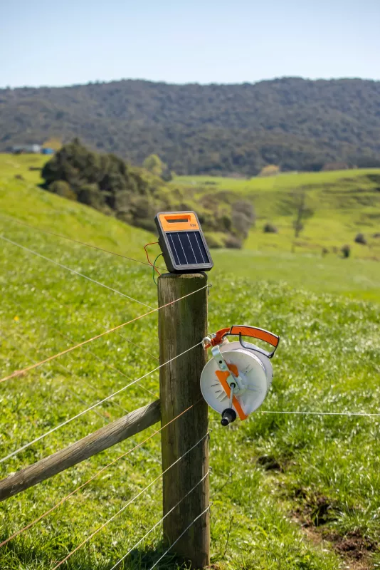 GALLAGHER S30 Solar-Weidezaungerät mit Lithium-Batterie