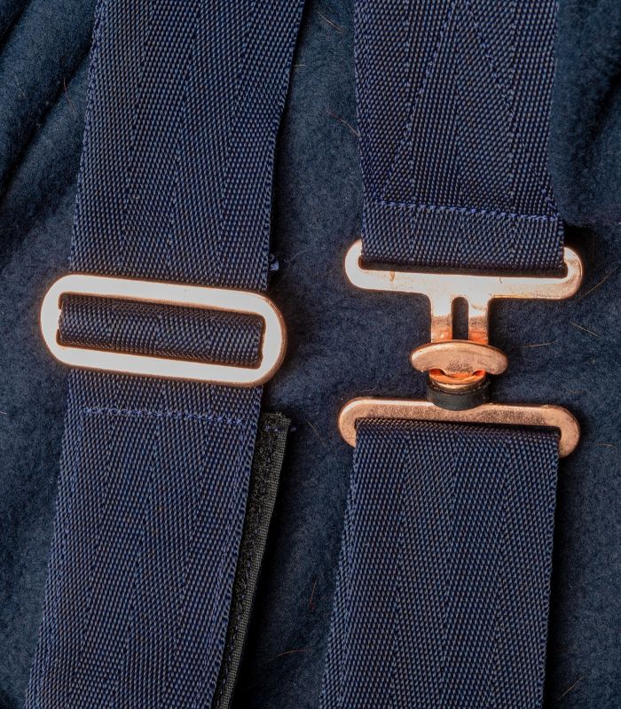 WALDHAUSEN Fleecedecke Modern Rosé, nachtblau/roségold  Detailansicht des Brustverschlusses der WALDHAUSEN Fleecedecke Modern Ros in nachtblau mit roségoldenen Schnallen.