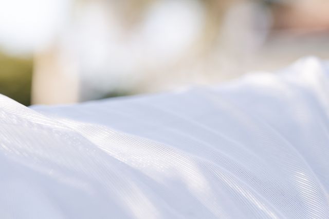 HORSEWARE® Fliegendecke Amigo® Integrated, silver/titanium Nahaufnahme des leichten, silber-titanfarbenen Netzgewebes der Horseware Fliegendecke Amigo Integrated im Sonnenlicht.