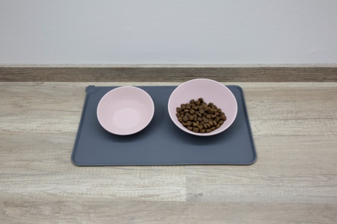 KERBL Napfunterlage aus Silikon, grau, 47x29 cm
