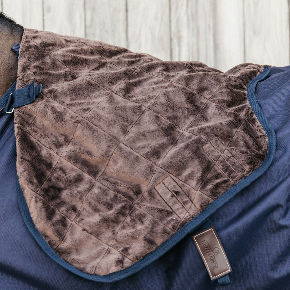 KENTUCKY® HORSEWEAR Halsteil All Weather Waterproof Pro, navy Nahaufnahme des braunen, gesteppten Kunstfell-Innenfutters des All Weather Halsteils am Widerrist des Pferdes.