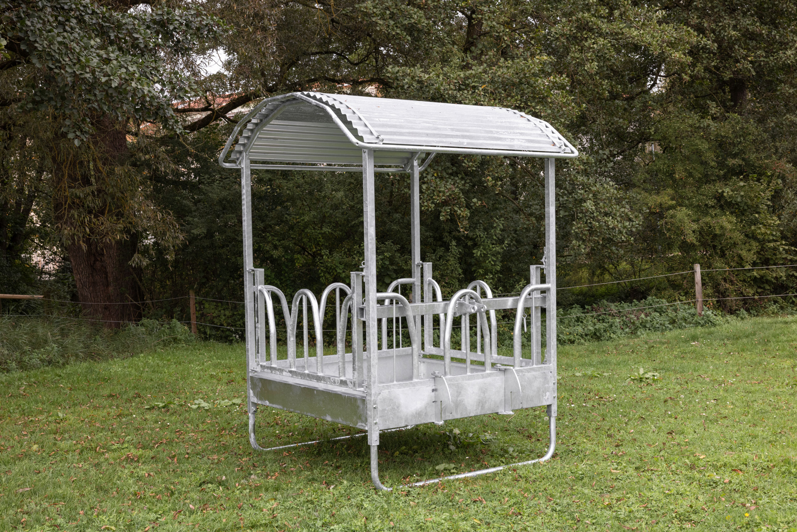 KERBL Viereckraufe Hobby mit Dach und Palisadenfressgitter