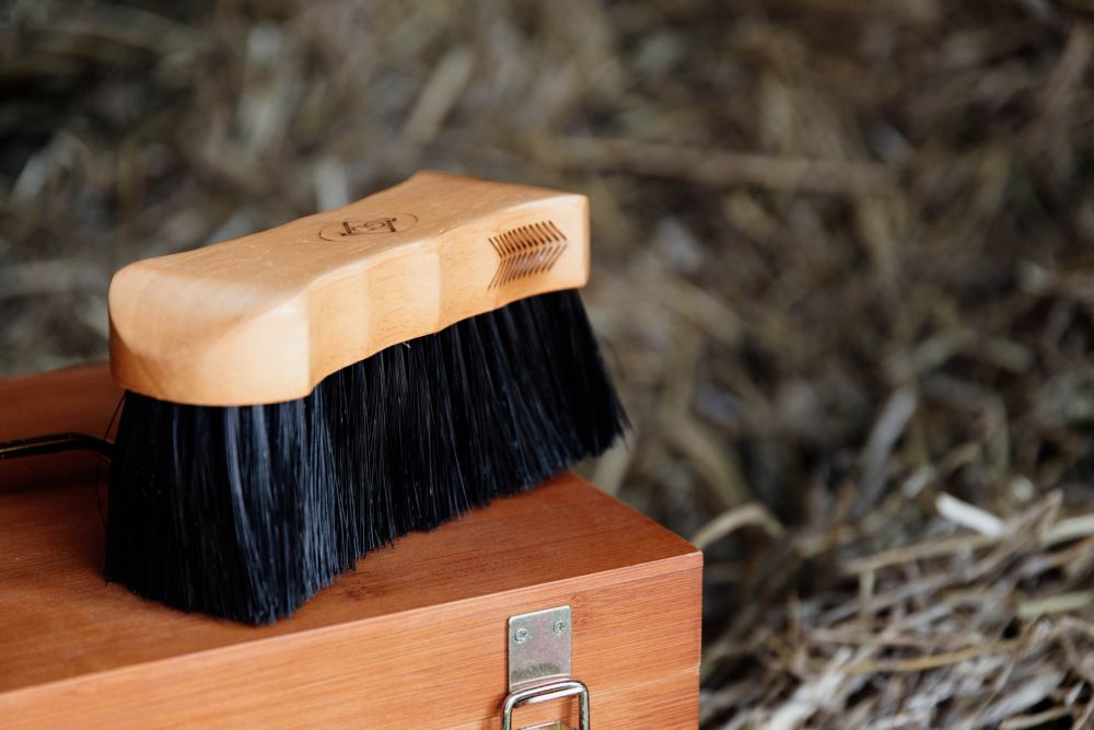 KENTUCKY® GROOMING DELUXE Body Brush Middle Hard