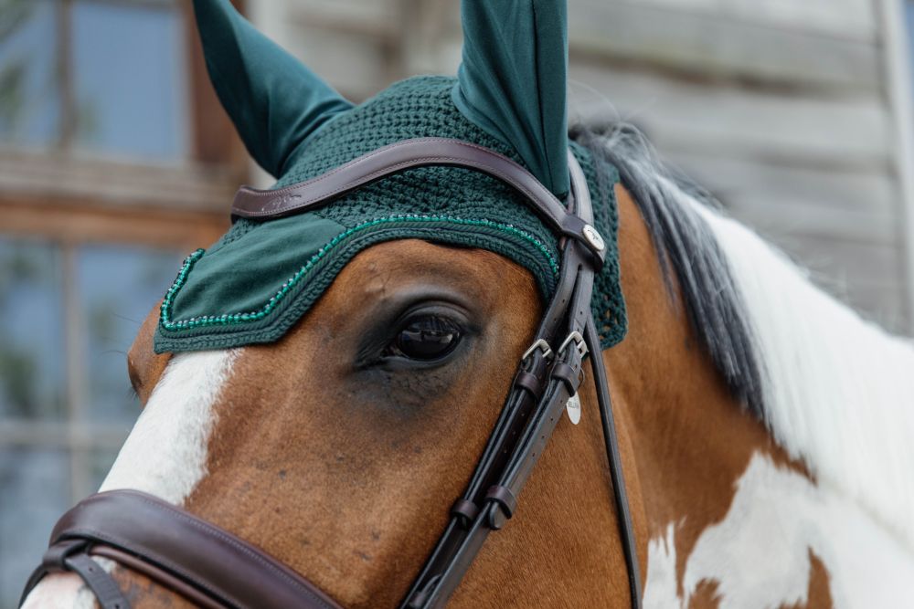 KENTUCKY® HORSEWEAR Fliegenhaube Wellington Velvet Pearls, pinien-grün