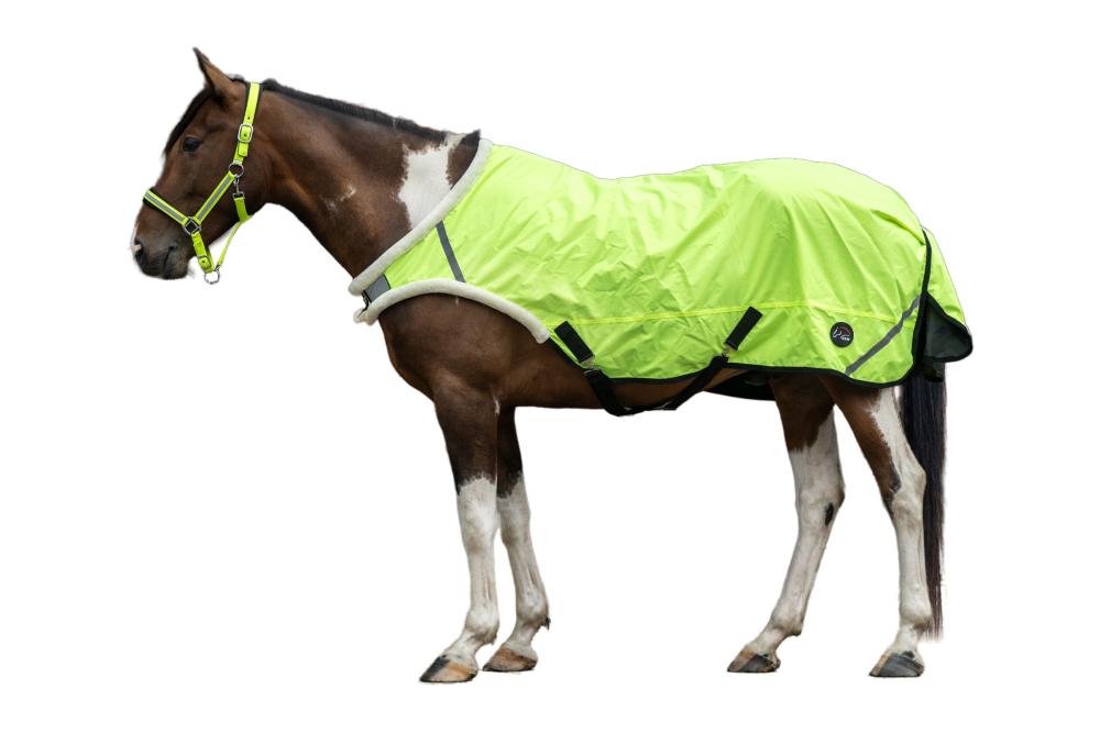 HKM Führanlagendecke Reflective mit Fleecefutter, neongelb HKM Führanlagendecke Reflective in Neongelb mit Teddyfleece-Kragen an einem braun-weißen Pferd, Seitenansicht.