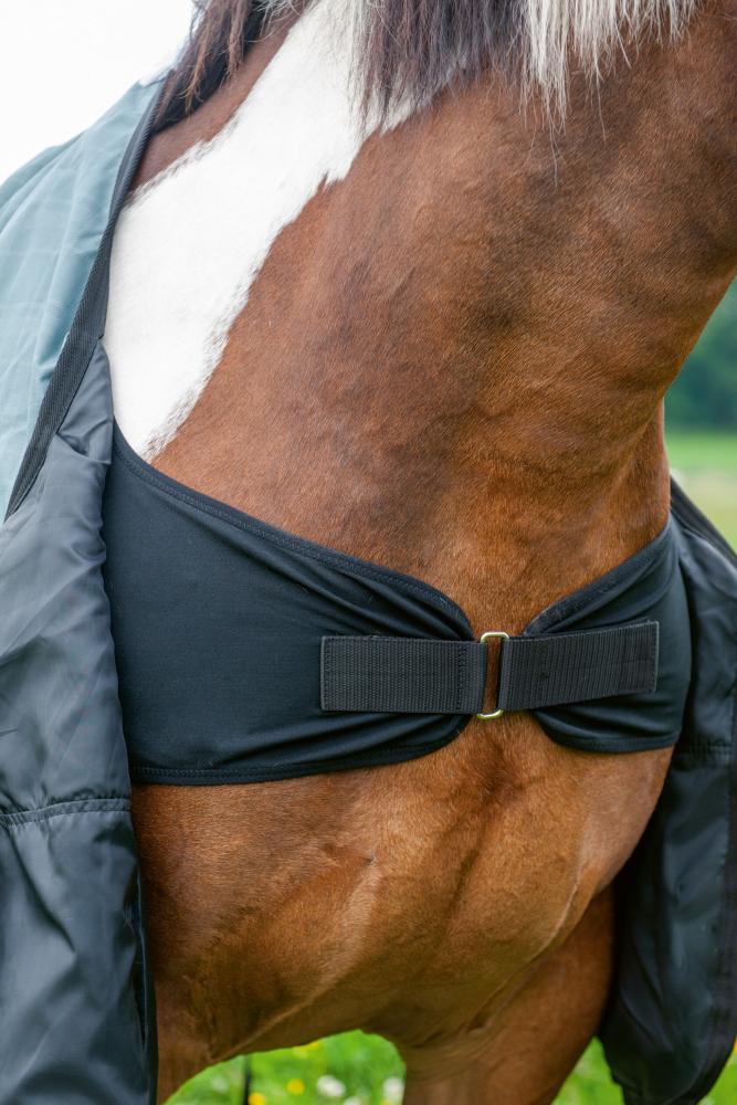 HKM Weidedecke High Comfort Style mit glattem Futter, salbei Nahaufnahme der salbeifarbenen Weidecke Style mit schwarzem, elastischem Brustlatz und verstellbarem Verschluss.