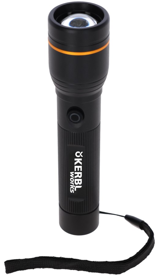 Schwarze KERBL LED-Akkutaschenlampe ProFire 1800 mit geriffeltem Griff, orangem Ring und schwarzer Handschlaufe.