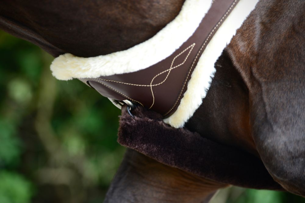 KENTUCKY® HORSEWEAR Lammfell Gurt Anatomic, braun