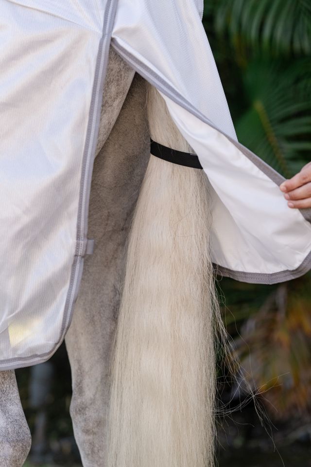 HORSEWARE® Fliegendecke Amigo® Integrated, silver/titanium Nahaufnahme des Schweiflatzes der Fliegendecke Amigo Integrated in Silber mit glattem Innenfutter und Schweifriemen.