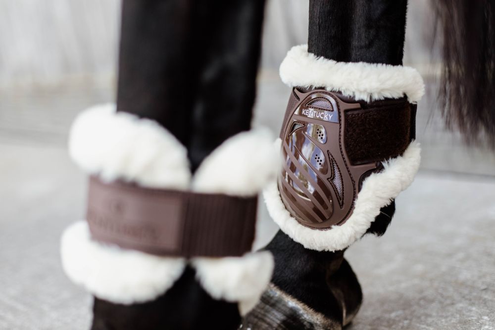 KENTUCKY® HORSEWEAR vegane Lammfell-Streichkappe Young Horse, braun 