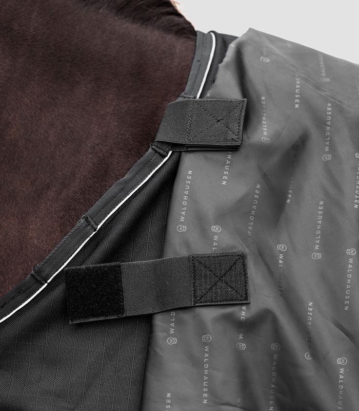 WALDHAUSEN SCANDIC Multi-Layer Outdoordecke, 250 g / 100 g, schwarz Schwarze SCANDIC MultiLayer Outdoordecke mit Detailansicht der Klettverschlüsse und des gemusterten Innenfutters.