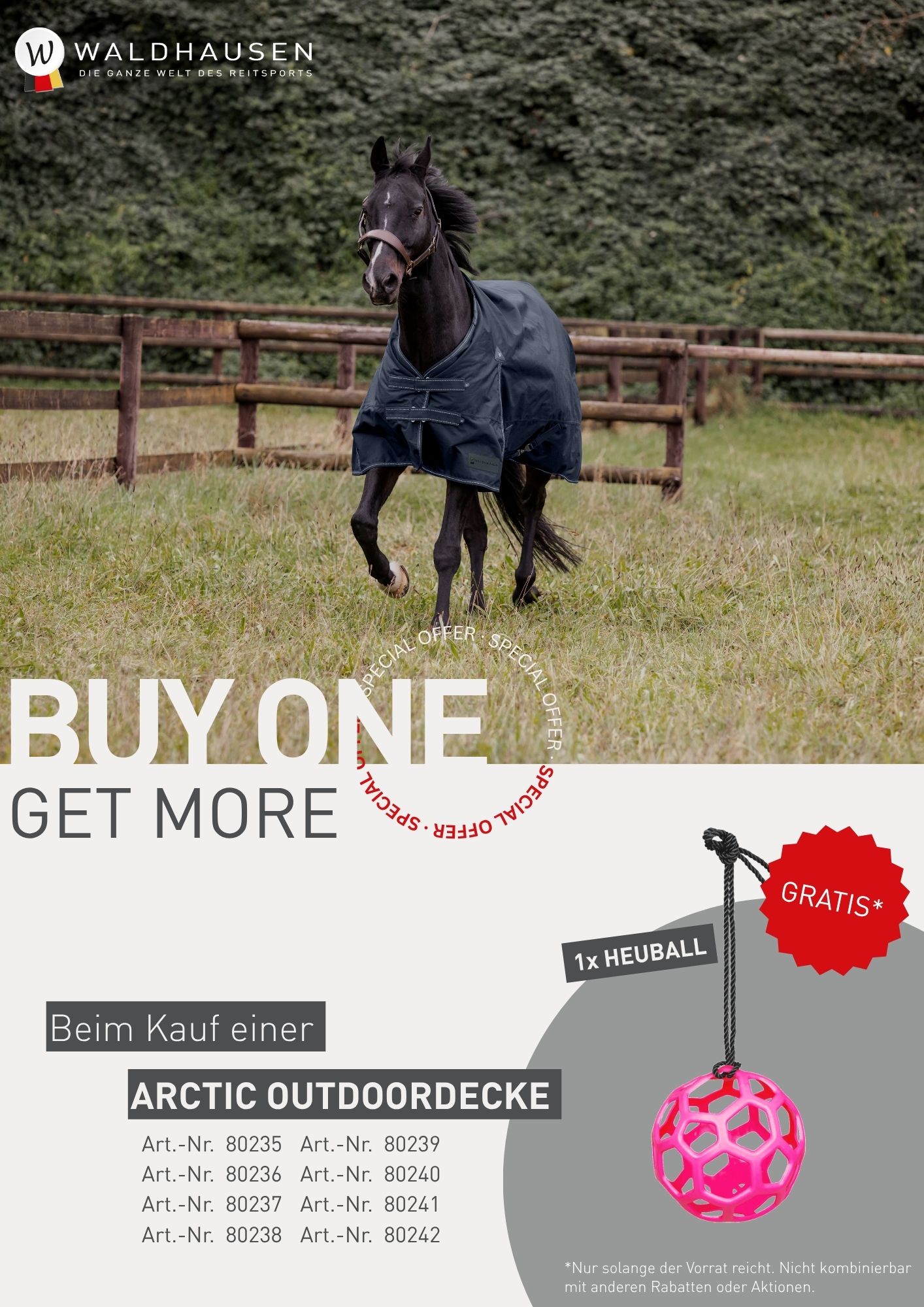 WALDHAUSEN ARCTIC Outdoordecke, 100 g, nachtblau Waldhausen Aktion: Ein schwarzes Pferd mit dunkelblauer Arctic Outdoordecke und ein pinker Heuball als Gratiszugabe.