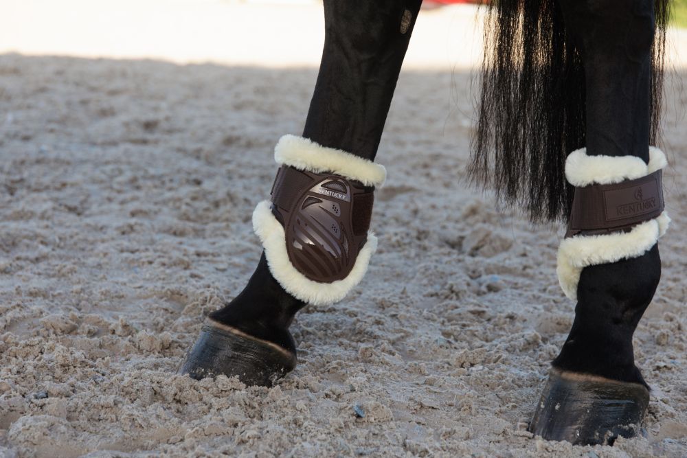 KENTUCKY® HORSEWEAR vegane Lammfell-Streichkappe Young Horse, braun 