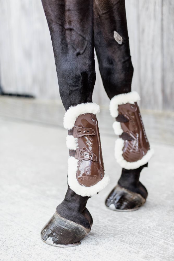 KENTUCKY® HORSEWEAR vegane Lammfell-Springgamasche Bamboo Elastic, braun