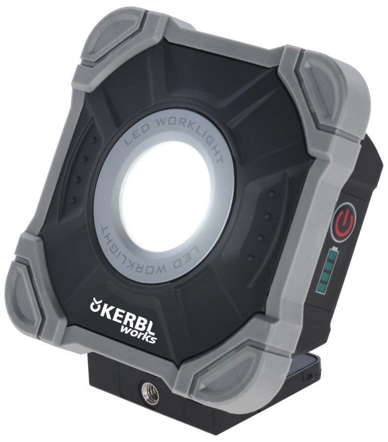 Mobiler LED-Strahler WorkFire 2200 von Kerbl in robustem, schwarz-grauem Gehäuse mit Akkustandsanzeige