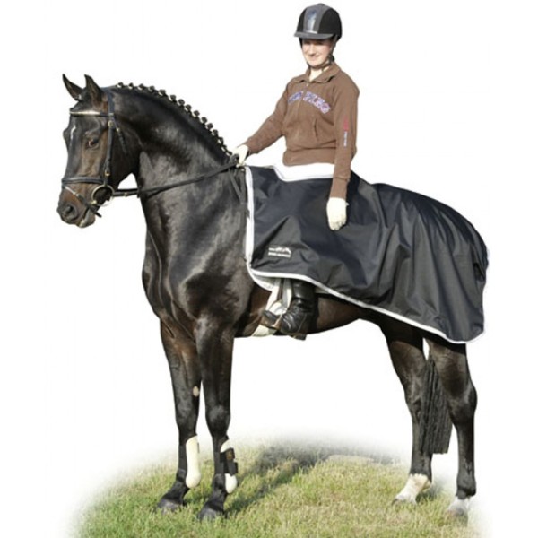 HKM Regen-Nierendecke Schwarze HKM Regen-Nierendecke mit weißem Rand und Sattelausschnitt auf einem Rappen mit Reiterin in Seitenansicht.