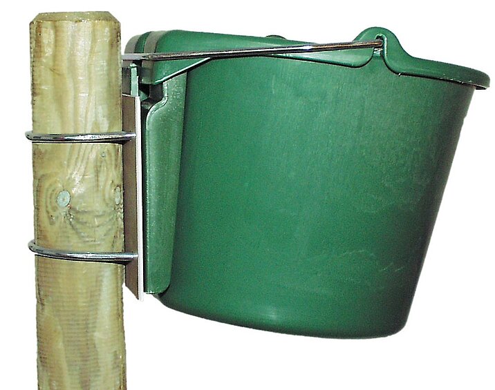 Silberner Metallhalter für einen Jumbo Pferdeeimer, montiert an einem Holzpfosten mit einem grünen Futtereimer.