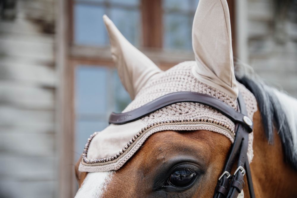 KENTUCKY® HORSEWEAR Fliegenhaube Wellington Velvet Pearls, beige