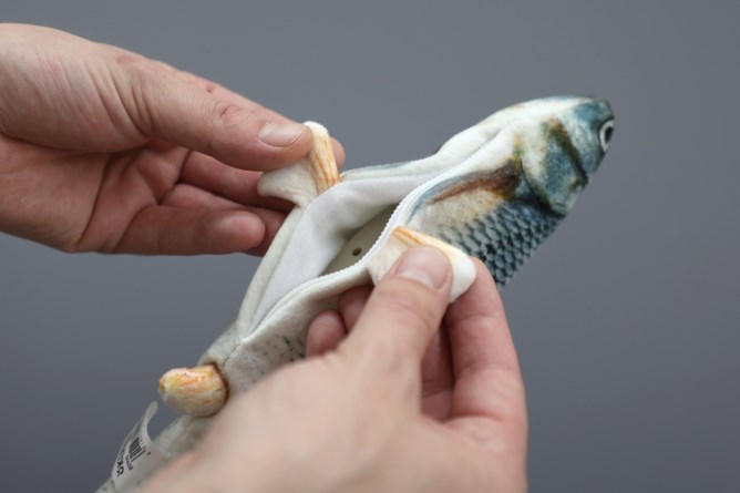 KERBL Katzenspielzeug Jumping Fish 28 x 11 cm, elektrisch