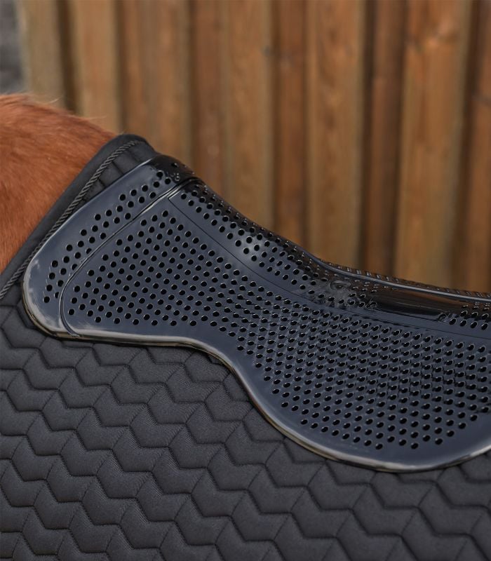 Anatomisch geformtes Waldhausen Gel-Pad Basic in Schwarz, perforiert und stoßdämpfend auf einer Schabracke.