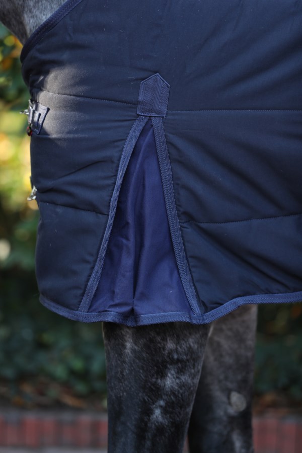 Dunkelblaue Kerbl Stalldecke RugBe am Pferd getragen. Nahaufnahme der gesteppten Decke mit hoher Gehfalte.