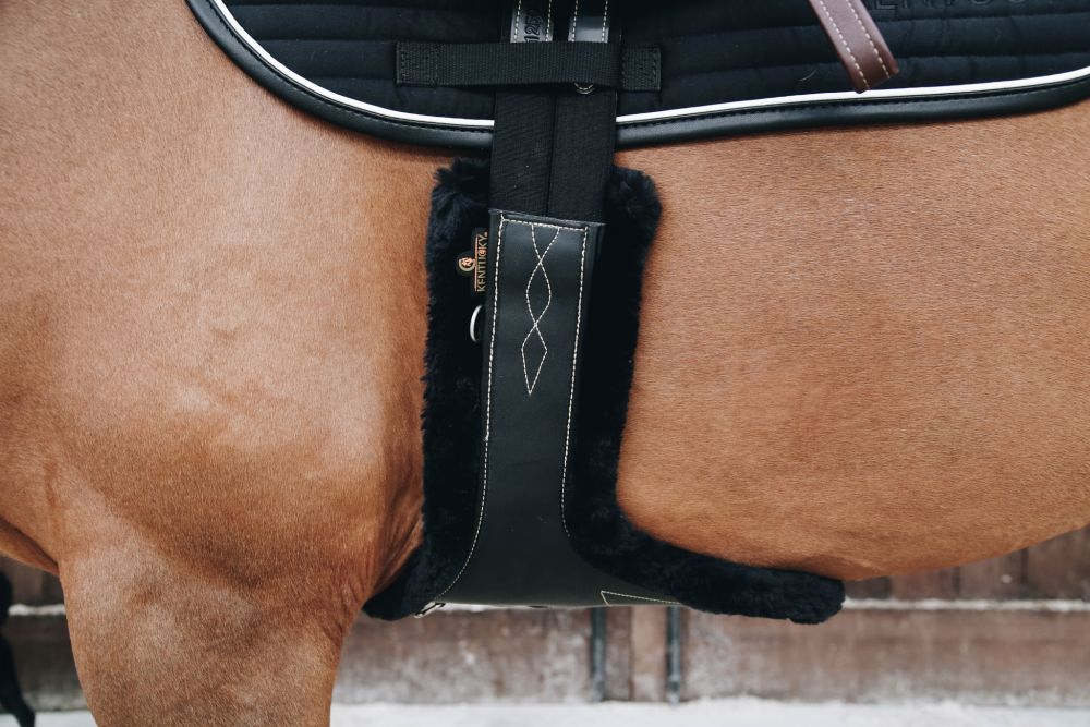 KENTUCKY® HORSEWEAR Schaffell-Gurtschoner für Stollengurt, schwarz