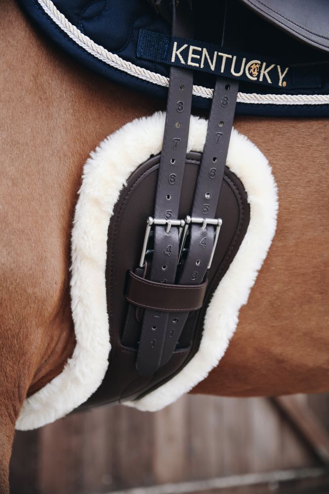 KENTUCKY® HORSEWEAR Lammfell Kurzgurt Anatomic mit 2 Fellen, braun