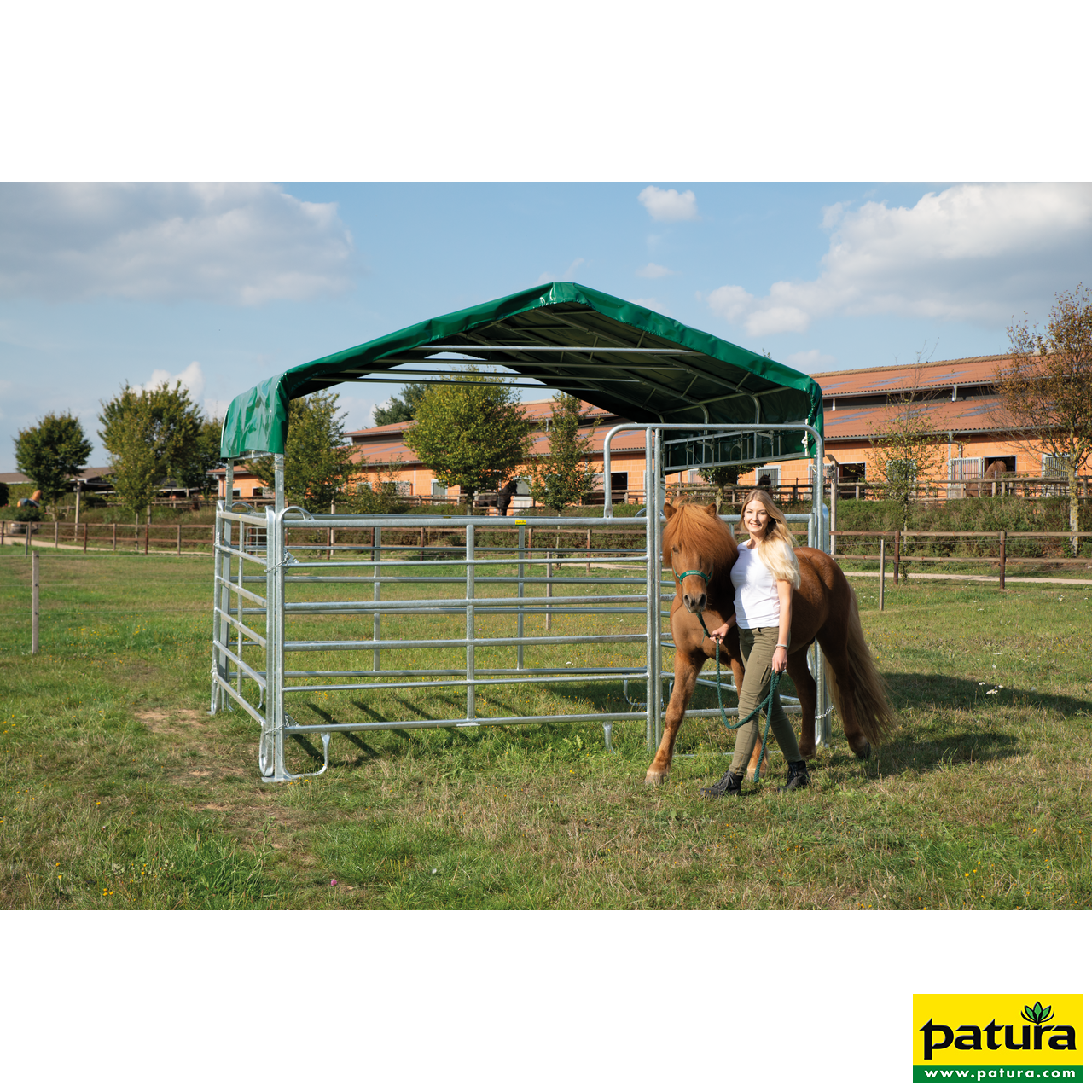 Panel-Dach als Weideunterstand für Pferde. Frau mit Pony steht neben der Panelbox aus verzinktem Stahl mit grüner Plane.