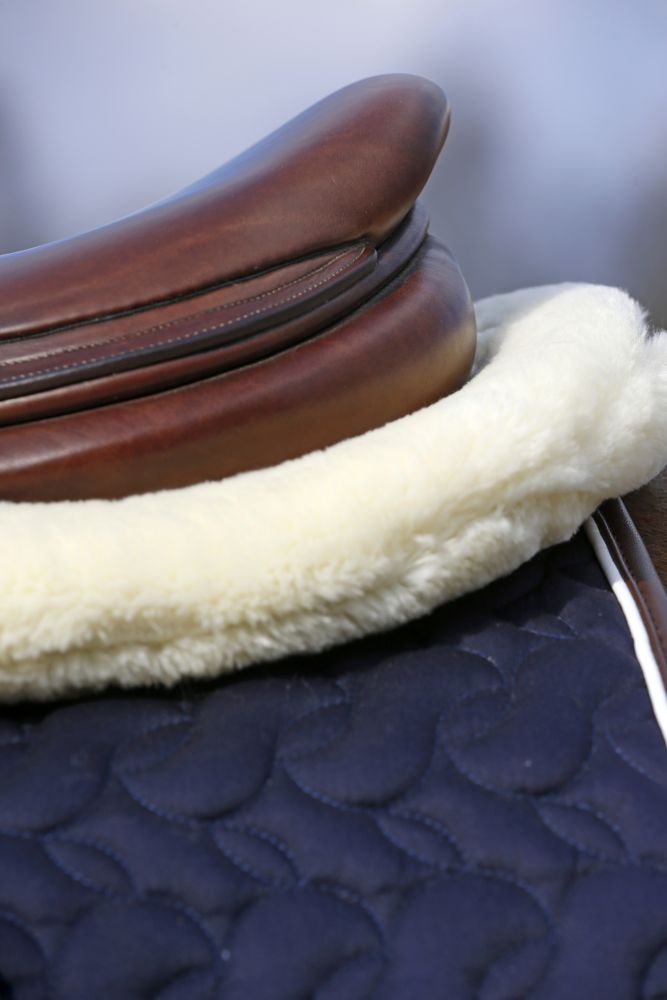 KENTUCKY® HORSEWEAR Lammfell Sattelpad Absorb, marine