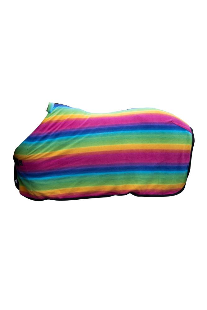 HKM Abschwitzdecke Rainbow aus Fleece mit bunten, horizontalen Streifen in Regenbogenfarben und schwarzer Einfassung.