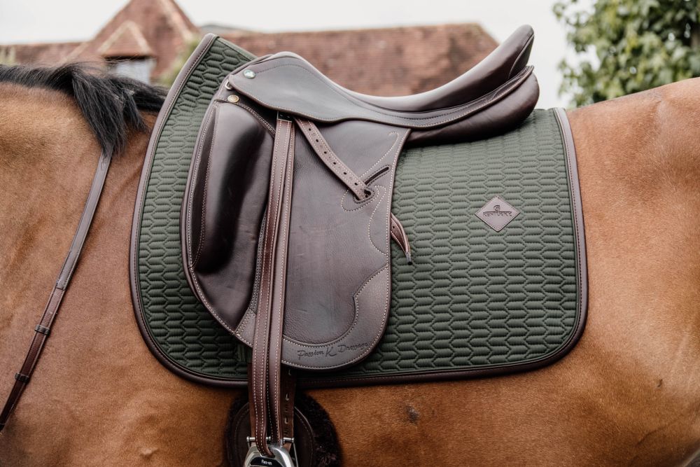 KENTUCKY® HORSEWEAR Schabracke Color Edition Leder Dressur, oliv-grün