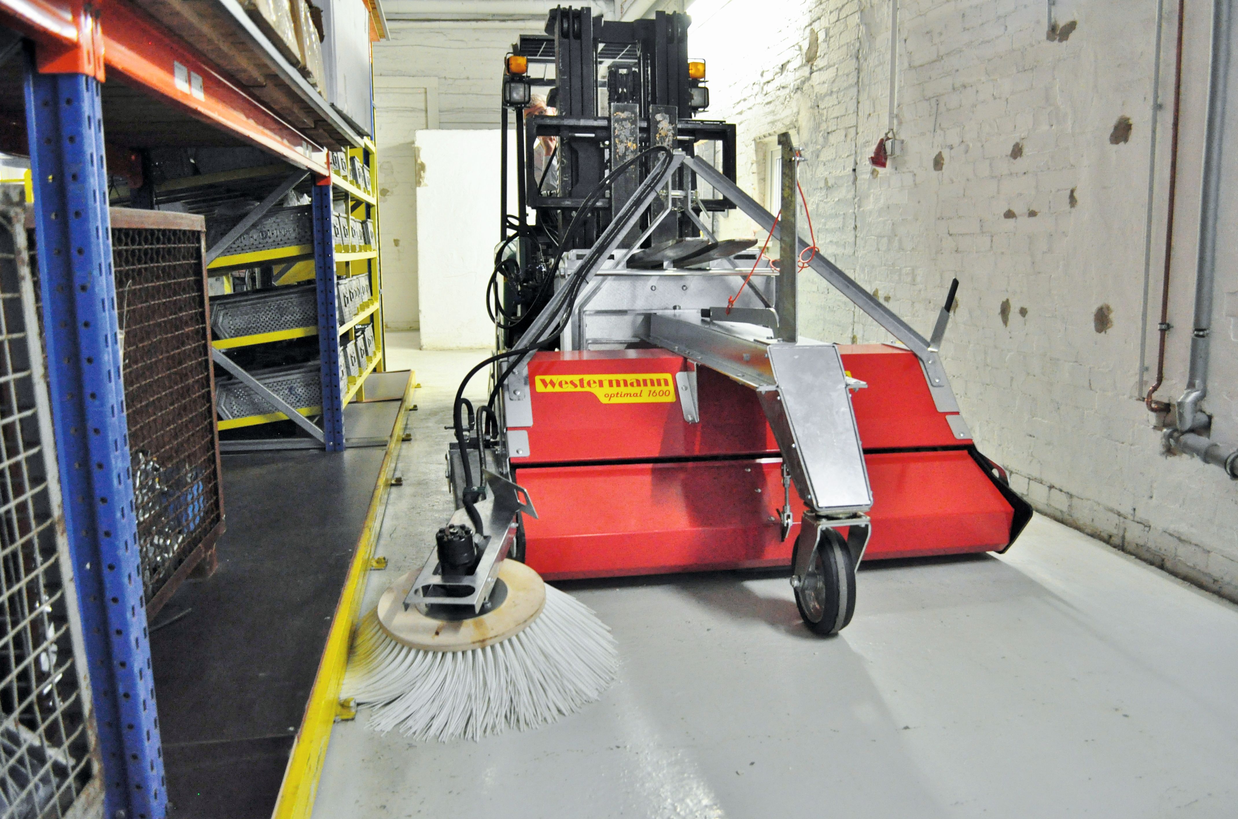 WESTERMANN Anbaukehrmaschine "Optimal" 1600 "Front"