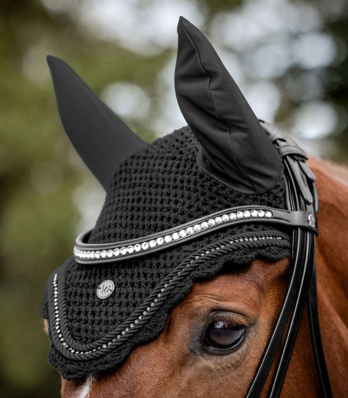WALDHAUSEN Fliegenohren Nepal, schwarz Schwarze Waldhausen Fliegenohren Nepal, gehäkelt mit Strasssteinen und Zierkordel, in Nahaufnahme am Pferd.