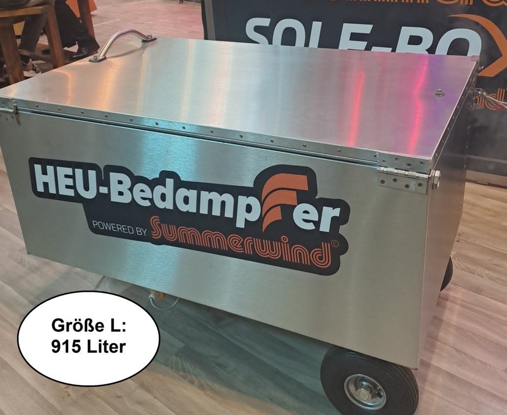 SUMMERWIND Heubedampfer L Heubedampfer aus Edelstahl in Größe L in der seitlichen Ansicht. Die große, beschriftete Kiste ist fahrbar.