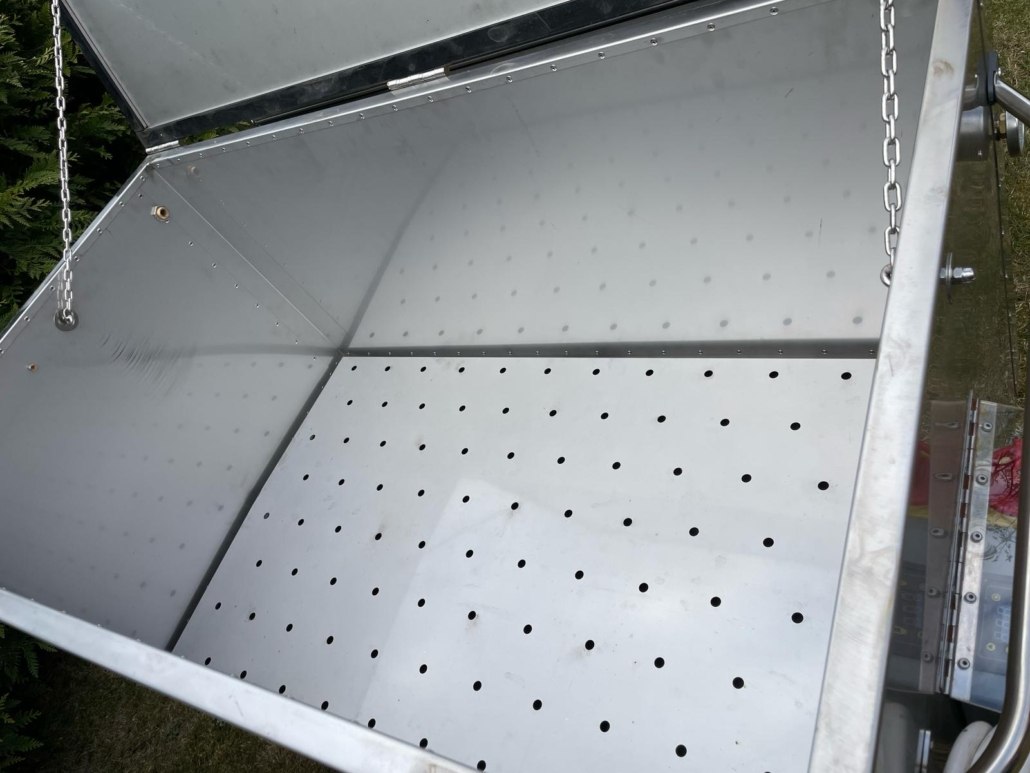 Innenansicht eines geöffneten Heubedampfers aus Edelstahl. Der Boden und die Seiten sind für die Dampfverteilung perforiert.