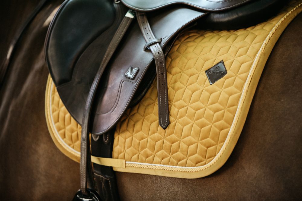 KENTUCKY® HORSEWEAR Schabracke Velvet Springen, senfgelb