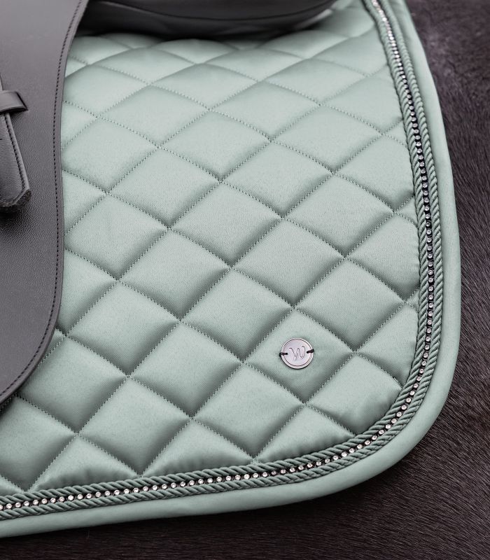 Detailansicht der Waldhausen Dressur-Schabracke Nepal in Silberblau mit Rautensteppung und Zierkordel mit Strass.