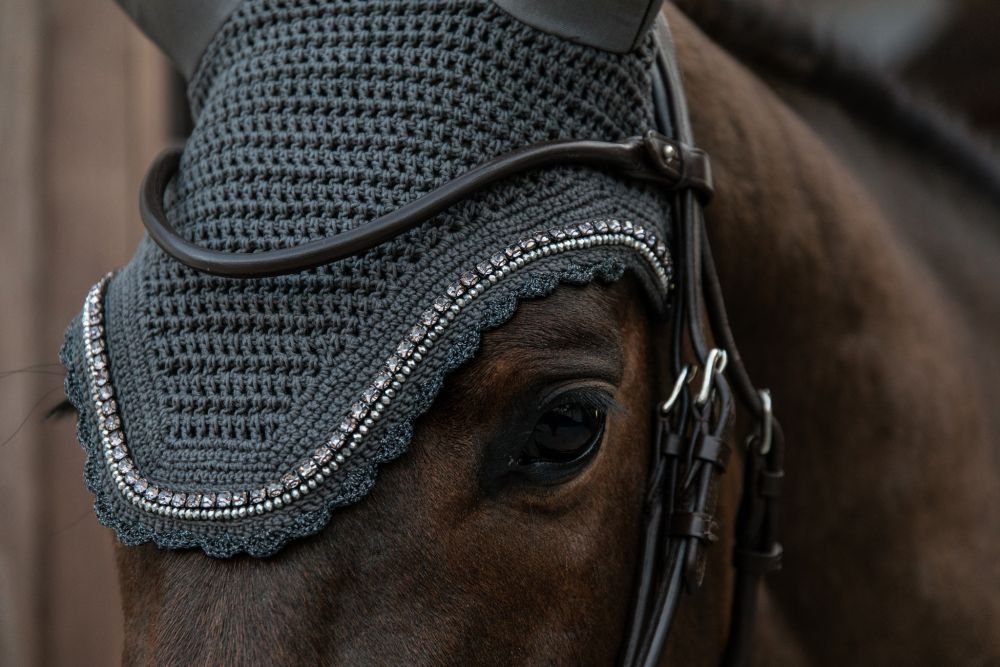 KENTUCKY® HORSEWEAR Fliegenhaube Wellington Stone & Pearl Soundless, grau