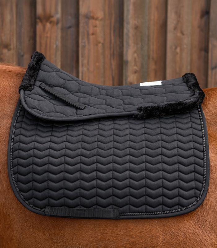 WALDHAUSEN Sattelkissen mit Synthetik-Fell, schwarz/schwarz  Schwarzes Waldhausen Sattelkissen mit Synthetik-Fell am Widerrist, mit Zickzack-Muster gesteppt, auf einem Pferd.