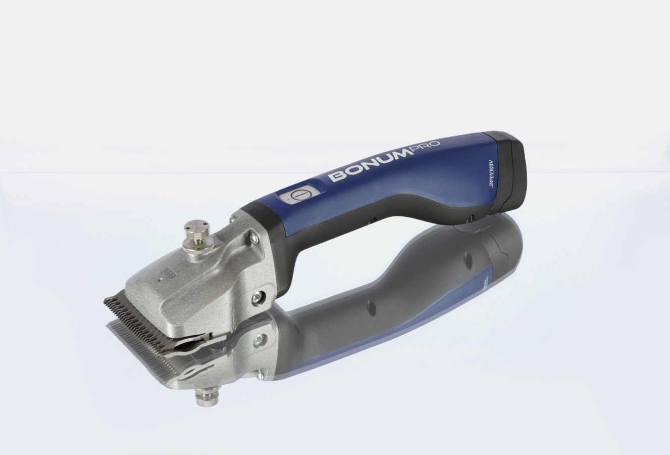 Aesculap Akkuschermaschine Bonum Pro in Blau mit silbernem Scherkopf für die Schur von Rindern und Pferden.