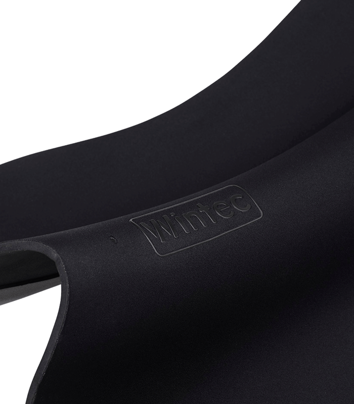Detailansicht des schwarzen WINTEC Riser Comfort Pad für Dressur und Vielseitigkeit mit geprägtem Logo