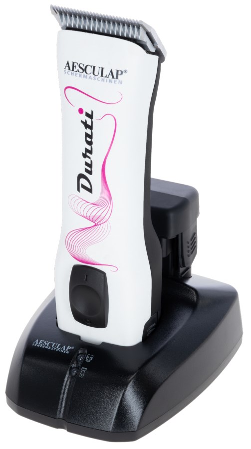 Weiße Aesculap Akkuschermaschine Durati mit Scherkopf GT330, stehend in der schwarzen Ladestation.