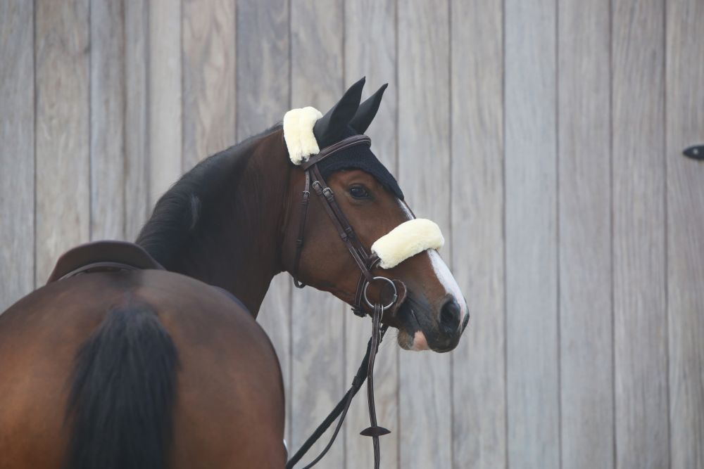 KENTUCKY® HORSEWEAR Schaffell-Nasenriemenschoner, natur