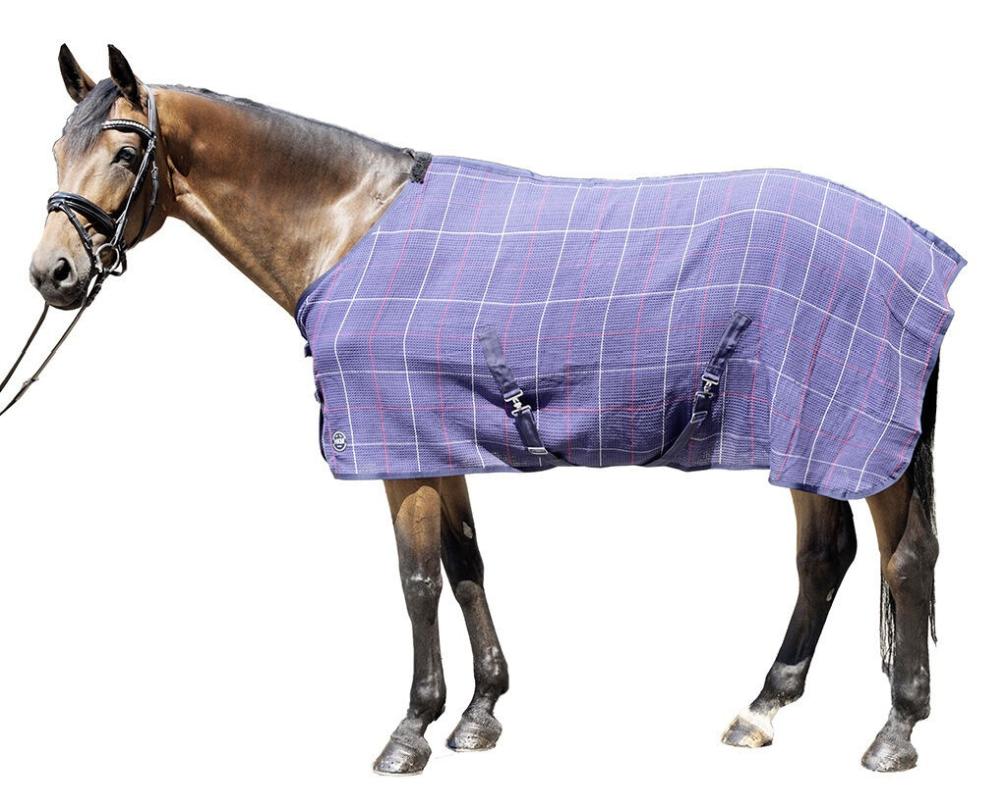 HKM Stalldecke Waffeloptik, dunkelblau Dunkelblaue HKM Stalldecke in Waffeloptik mit Karomuster und Kreuzbegurtung an einem braunen Pferd.