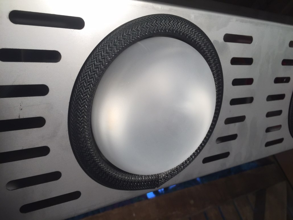 Nahaufnahme der runden Therapie-UV-Lampe des SUMMERWIND Pferdesolariums in einem silbernen Metallgehäuse.