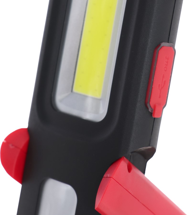 Nahaufnahme der KERBL LED-Handleuchte WorkFire 350. Das schwarze Gehäuse hat einen roten USB-Ausgang.