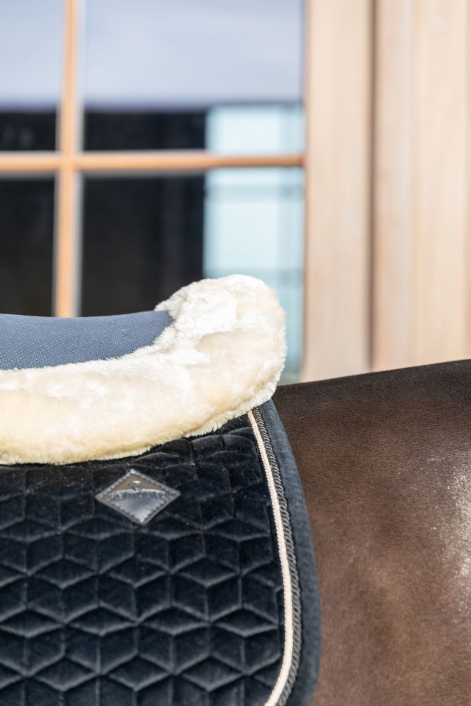 KENTUCKY® HORSEWEAR Lammfell Sattelpad Absorb, marine